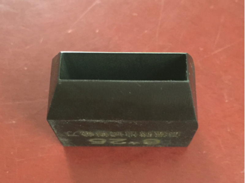 Low temperature brittle sample cutter